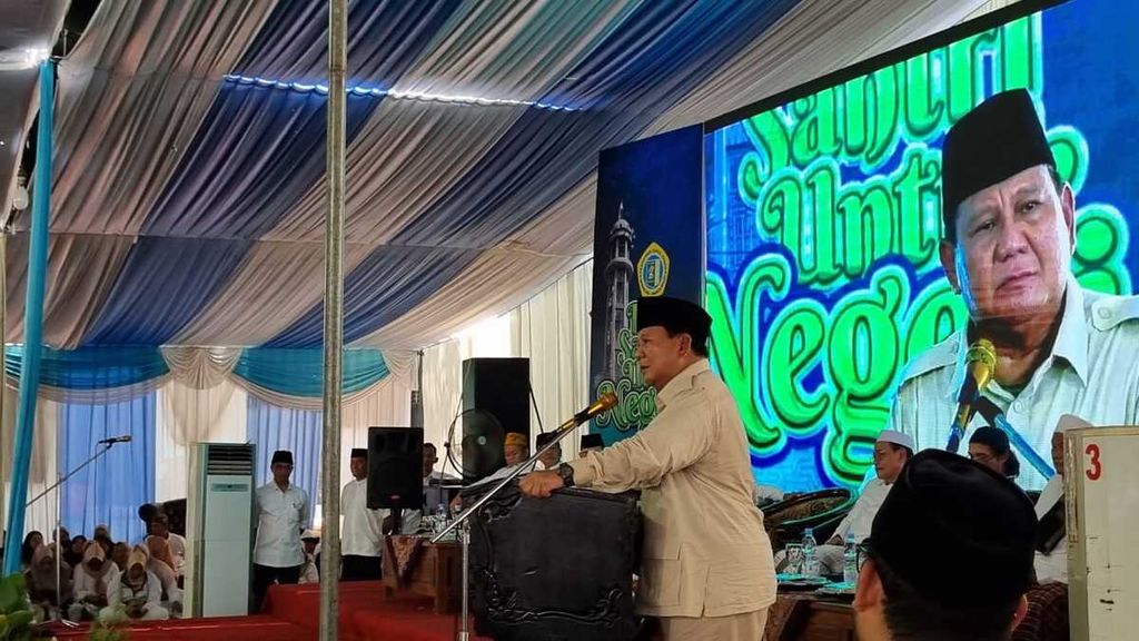 Menteri Pertahanan RI yang juga calon presiden Prabowo Subianto dalam kunjungannya di Pondok Pesantren Zainul Hasan Genggong, Probolinggo, Jawa Timur, Selasa (2/1/2024).