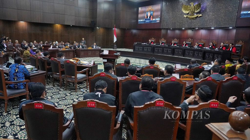 Suasana saat digelar sidang Perselisihan Hasil Pemilihan Umum (PHPU) dengan menghadirkan saksi Dewan Kehormatan Penyelenggara Pemilu (DKPP) di Mahkamah Konstitusi (MK), Jakarta, Jumat (5/4/2024). Mahkamah Konstitusi menghadirkan DKPP untuk diminta memberi keterangan terkait beberapa putusan DKPP terhadap Komisi Pemilihan Umum dan Bawaslu.