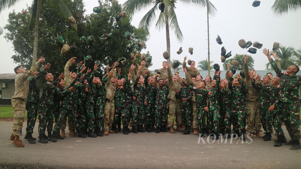 Para prajurit TNI dan US Army berfoto bersama sebelum acara latihan bersama Super Garuda Shield 2022, di Puslatpur Baturaja, Oku Timur, Sumatera Selatan, Rabu (3/7/2022).