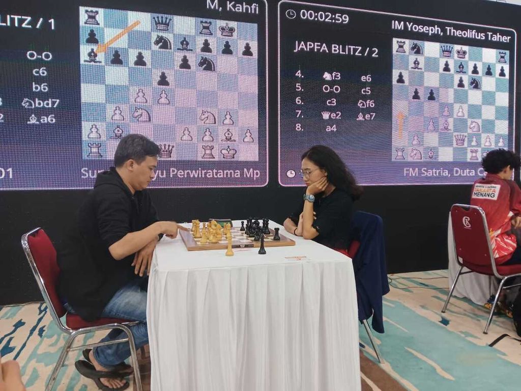 Pecatur putri WIM Ivana Maria T Lasama (kanan) melawan Rudi Wijaya Perwiratama pada babak akhir catur kilat pada JAPFA Chess Festival 2024, Jumat (23/8/2024), di Gedung Serbaguna Senayan, Jakarta. Ivana menjadi juara pada kategori itu.