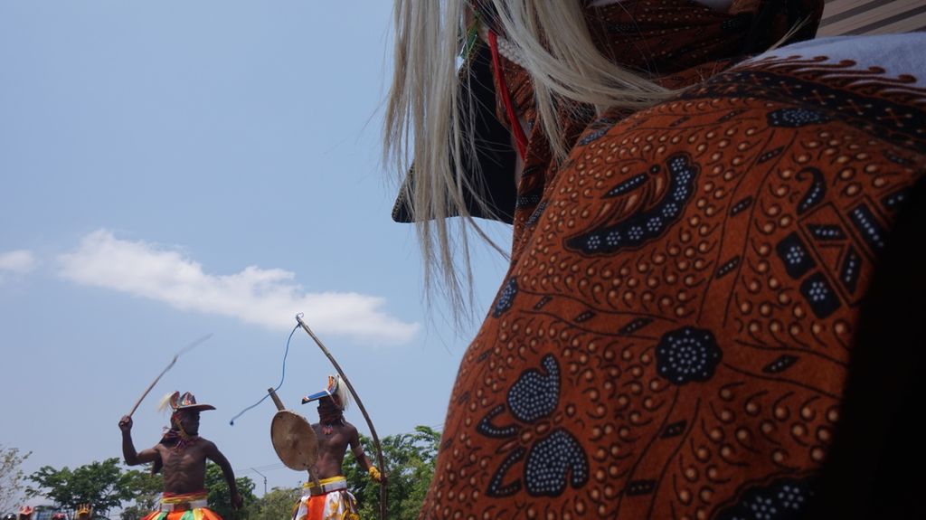 Pementasan caci atau tari perang sekaligus permainan rakyat untuk memeriahkan Seminar Budaya Manggarai di Kantor Bupati Manggarai Barat, Labuan Bajo, Pulau Flores, Nusa Tenggara Timur, Senin (6/11/2023). Seminar Budaya Manggarai merupakan puncak rangkaian acara IFG (Indonesia Financial Group) Labuan Bajo Marathon kurun 3-6 November 2023.