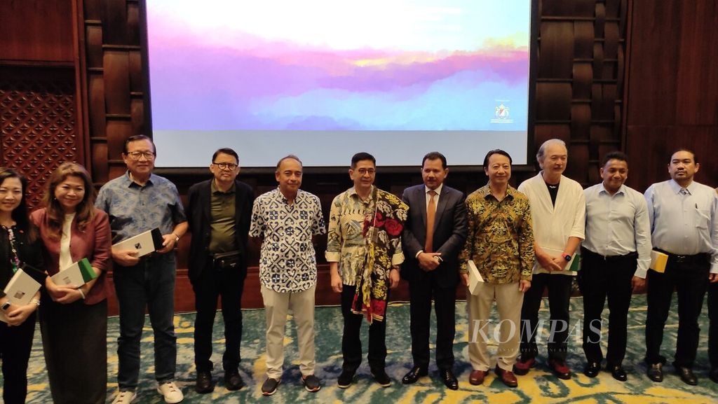 Kadin menggelar ASEAN BAC 2023 di Nusa Dua, Badung, Bali. Suasana sesi foto bersama peserta ASEAN BAC 2023 di Nusa Dua, Badung, Selasa (9/5/2023), dengan Ketua Kadin, yang juga Ketua ASEAN BAC, Arsjad Rasjid (tengah). 