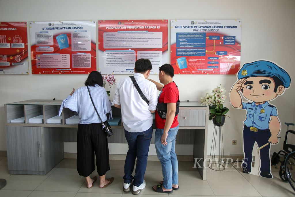 Pemohon pembuatan paspor mengisi formulir di Kantor Imigrasi Kelas I Non-TPI Jakarta Pusat, Senin (24/6/2024). Sudah hari kelima, server Pusat Data Nasional atau PDN masih terganggu. Gangguan tersebut berdampak terhadap pelayanan pembuatan paspor di kantor imigrasi. 