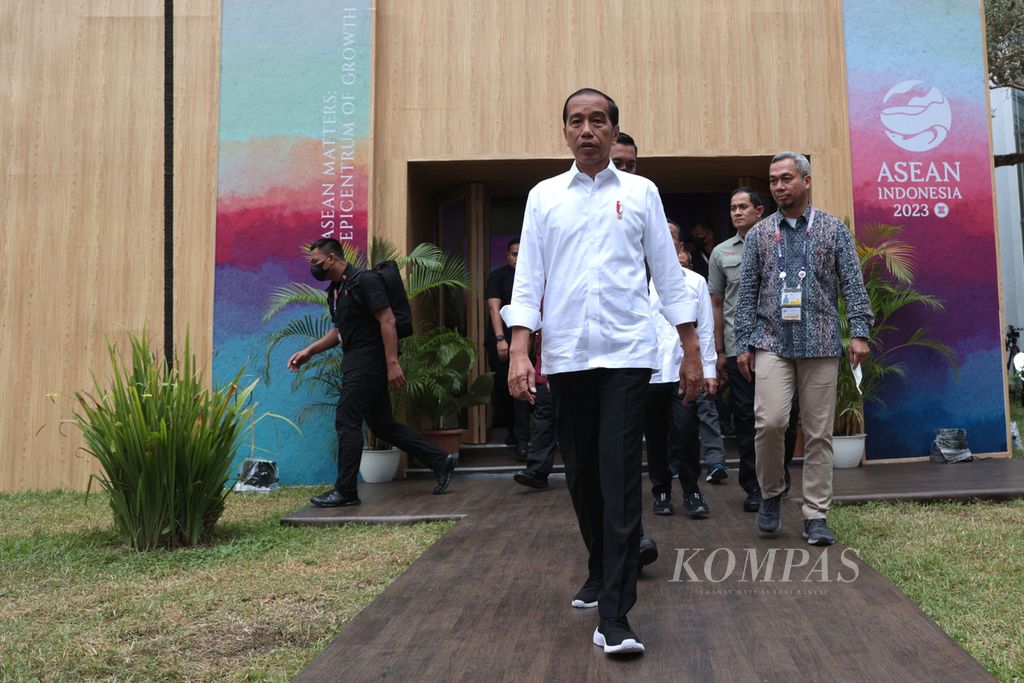 President Joko Widodo visited the media center at the 42nd ASEAN Summit in Labuan Bajo, Manggarai Barat, Nusa Tenggara Timur Province, Tuesday (9/5/2023). 