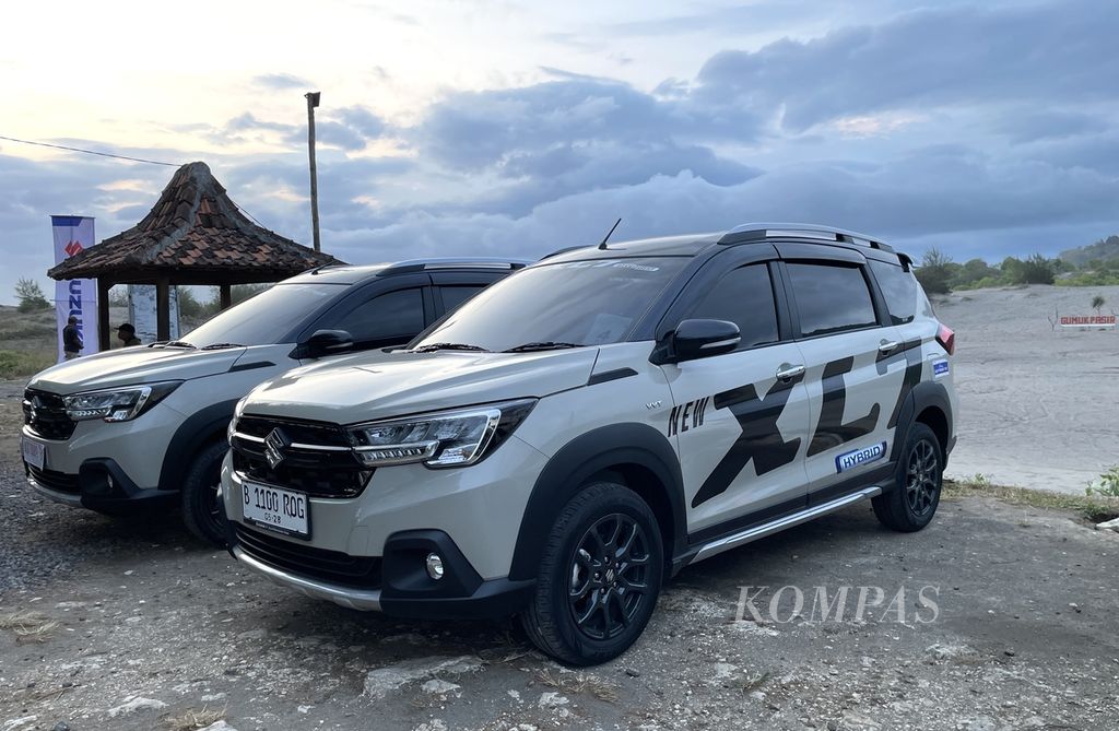 New Suzuki XL7 Hybrid tipe Alpha AT difoto di kawasan Gumuk Pasir, Kabupaten Bantul, Daerah Istimewa Yogyakarta, Kamis (6/7/2023). Elektrifikasi mobil ini menggunakan baterai berkapasitas 10 Ah dan <i>integrated starter generator.</i>