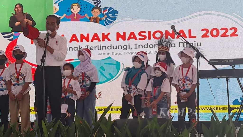 Presiden Jokowi bermain sulap dengan anak-anak pada puncak Hari Anak Nasional 2022 yang berlangsung di Taman Teijsmann, Kebun Raya Bogor, Jawa Barat, Sabtu (23/7/2022).