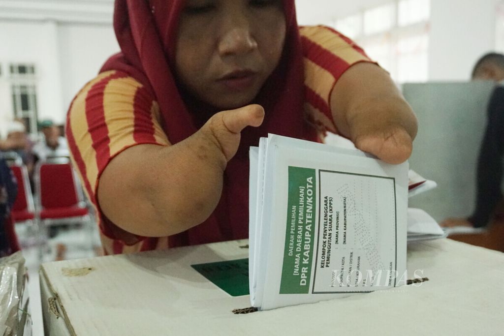 Penyandang disabilitas mengikuti simulasi pemungutan suara di Aula Museum Aceh, Banda Aceh, Aceh, Minggu (14/4/2019). Simulasi itu digelar agar memudahkan mereka memberikan hak suara saat pemilu serentak 17 April 2019. Di Banda Aceh terdapat 494 pemilih difabel.