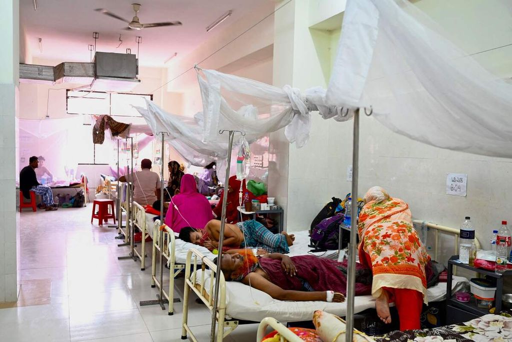 Pasien demam berdarah mendapatkan perawatan di Rumah Sakit Shaheed Suhrawardy Medical College di Dhaka, Bangladesh, Senin (2/10/2023). Data menunjukkan, Bangladesh sedang dilanda wabah demam berdarah terburuk. 