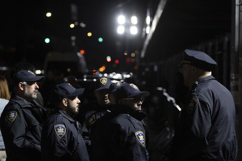 Polisi berjaga-jaga di luar Pengadilan Manhattan di New York, Kamis (30/3/2023). Mantan Presiden AS, Donald Trump resmi didakwa oleh jaksa atas tuduhan penyuapan.