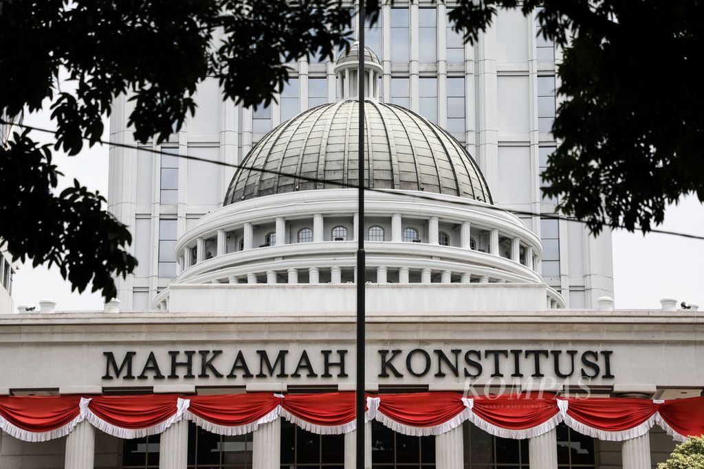 Gedung Mahkamah Konstitusi di Jalan Medan Merdeka Barat, Jakarta, Sabtu (29/8/2020). Saat ini pemerintah dan DPR sedang membahas Rancangan Undang-Undang Mahkamah Konstitusi. RUU tersebut merupakan revisi terhadap UU MK. Salah satu hal yang banyak mendapat sorotan dalam RUU MK, yaitu soal perpanjangan masa jabatan hakim konstitusi hingga 15 tahun atau maksimal pensiun pada usia 70 tahun. 