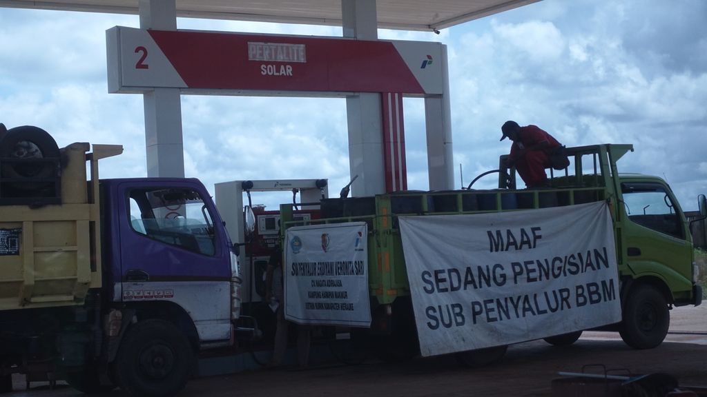 Petugas dalam pengisian bahan bakar minyak di SPBU di Kampung Harapan Makmur, Distrik Kurik, Kabupaten Merauke, Papua, Selasa (8/11/2022).