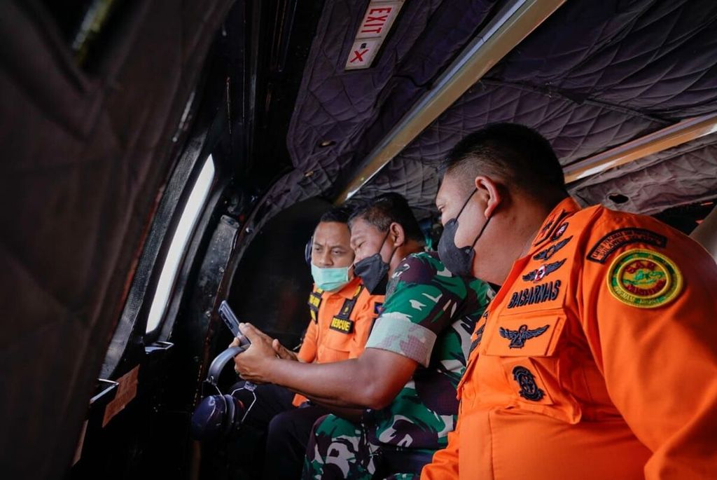 Gubernur Sulsel A Sudirman Sulaiman bersama Pangkoopsau II Marsda TNI Minggit Tribowo dan Kepala Basarnas Sulsel Djunaidi turut melakukan pencarian via helikopet di atas Selat Makassar, Minggu (29/5/2022).