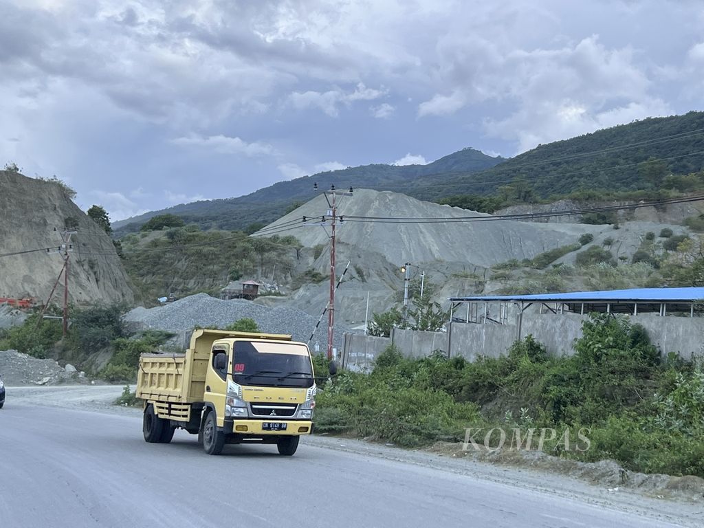 Sebuah truk keluar dari salah satu kawasan pertambangan galian C di Kelurahan Watu Sampu, Kecamatan Ulujadi, Kota Palu, Sulteng, Senin (27/3/2023).