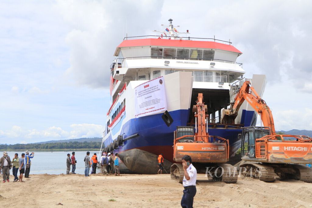 Kapal feri roro berbobot 300 gros ton diluncurkan dari galangan kapal ke Danau Toba di Kabupaten Toba Samosir, Sumatera Utara, Sabtu (9/11/2019). Peluncuran kapal tersebut diharapkan meningkatkan aspek keselamatan dan pelayanan sektor pariwisata di Danau Toba.