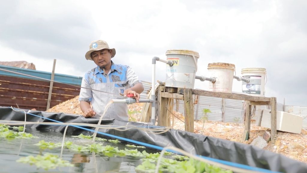 Potret alat penyaring karya Sujiyanto (39) yang dapat mengubah kubangan bekas tambang bauksit menjadi air untuk budidaya ikan di Kota Batam, Kepulauan Riau. Inovasi itu meraih juara dua Teknologi Tepat Guna Unggulan tingkat nasional dalam Gelar Teknologi Tepat Guna Nusantara XXIII Tahun 2022.