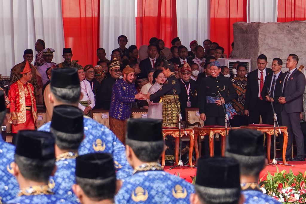 Presiden Joko Widodo menyalami Ketua Mahkamah Konstitusi Anwar Usman usai menjadi Inspektur Upacara peringatan hari Lahir Pancasila Tahun 2023 di Lapangan Monas, Jakarta, Kamis (1/6/2023).