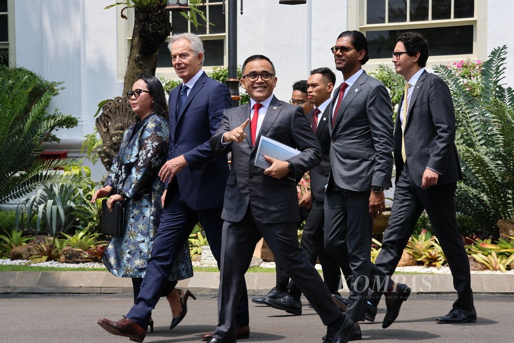 Executive Chairman of the Tony Blair Institute, Tony Blair (wearing blue), left the Presidential Palace Complex, Jakarta, after meeting with President Joko Widodo, Thursday (18/4/2024).