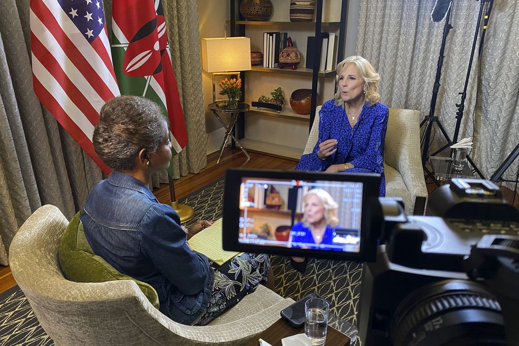 Ibu Negara AS Jill Biden (kanan) memberikan keterangan dalam wawancara dengan wartawan Gedung Putih dari kantor berita Associated Press (AP), Darlene Superville, di Nairobi, Kenya, 24 Februari 2023. 
