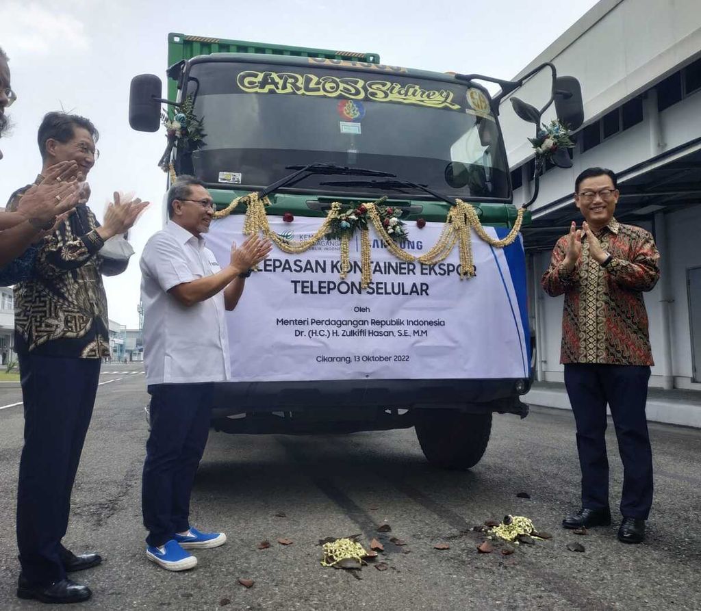 Minister of Trade Zulkifli Hasan (second from left) released the export of smartphones produced by PT SEIN to Singapore, Thursday (13/10/2022) in North Cikarang, Bekasi Regency, West Java.