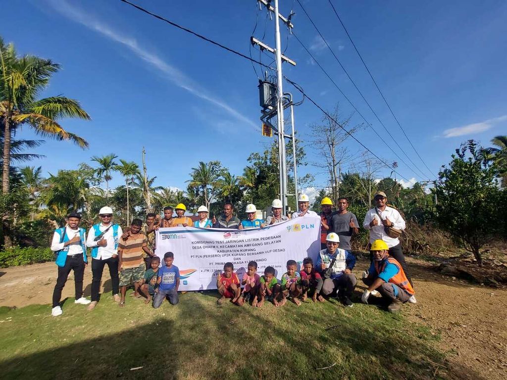 Petugas PLN wilayah Timor berfoto bersama saat berhasil membangun jaringan listrik masuk Desa Oh'aem, Kecamatan Amfoang, Kabupaten Ende, Juli 2023.
