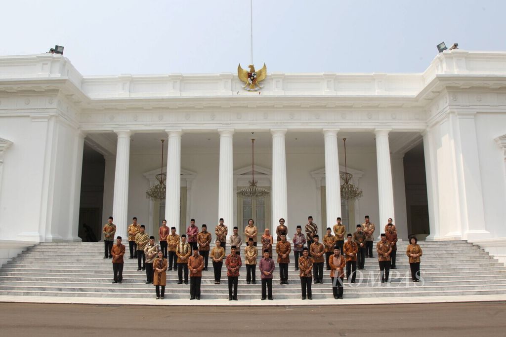 Pose Foto Kabinet Kerja Presiden Joko Widodo didampingi Wakil Presiden Jusuf Kalla berfoto bersama para Menteri Kabinet Kerja di depan Istana Merdeka, Jakarta, Senin (27/10/2014). 
