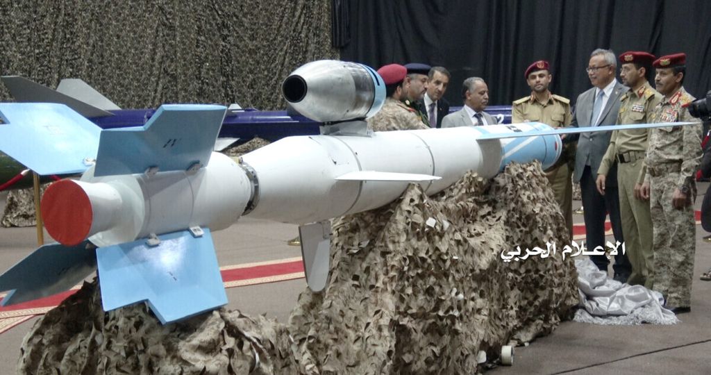 Dalam foto yang dirilis oleh otoritas Houthi pada 9 Juli 2019 ini tampak sejumlah petinggi Houthi tengah memeriksa rudal yang dipamerkan di sebuah lokasi yang tidak disebutkan di Yaman. 
