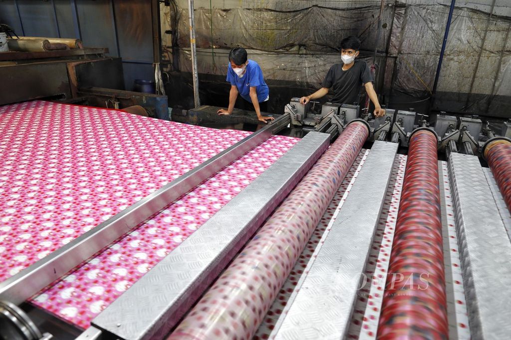 Pekerja Pabrik Tekstil PT Bentara Sinarprima di Dayeuhkolot, Kabupaten Bandung, Jawa Barat, sedang memonitor proses produksi kain, Rabu (29/3/2023). Pabrik yang berdiri sejak tahun 1996 ini memproduksi kain untuk mode dan kain seprai untuk memenuhi pasar domestik. 