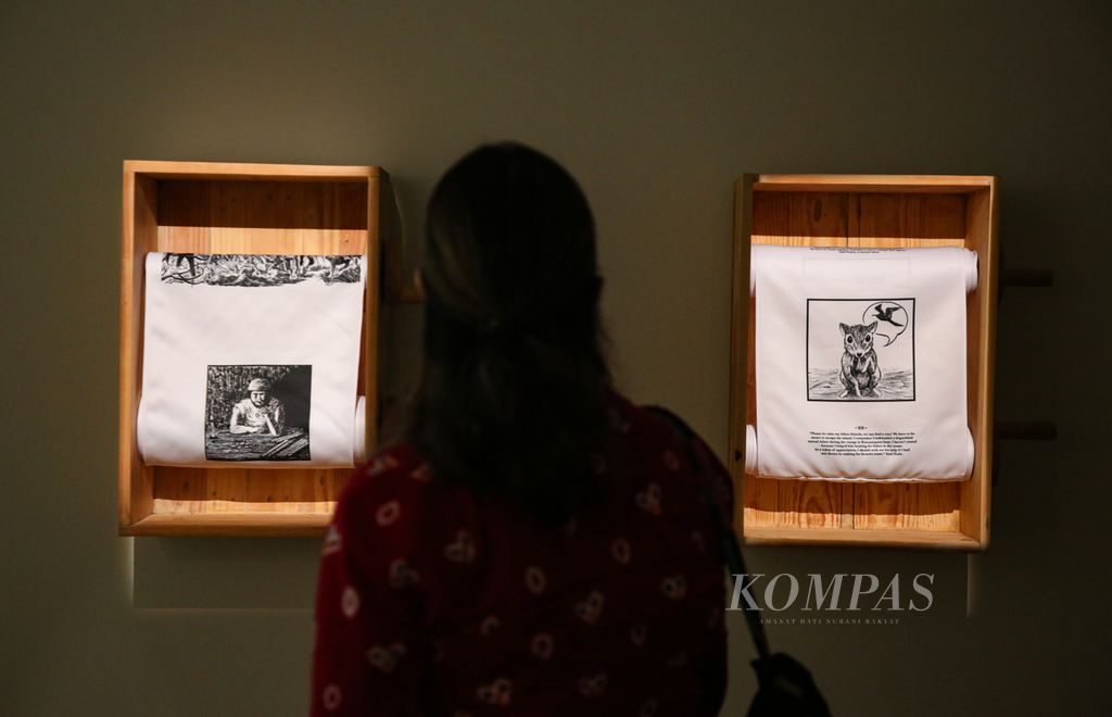 Pengunjung menyaksikan salah satu karya dalam pameran bersama Bhinneka Tunggal Ika di Bentara Budaya Gallery Jakarta, Kamis (23/11/2023). 