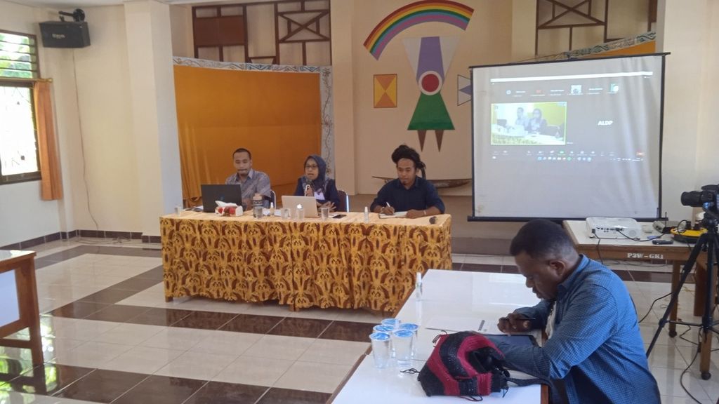 Direktur Aliansi Demokrasi untuk Papua (ALDP) Latifah Anum Siregar menyampaikan hasil investigasi bertema Jejak Perdagangan Senjata Api dan Amunisi Ilegal di Tanah Papua, di Jayapura, Jumat (1/7/2022).