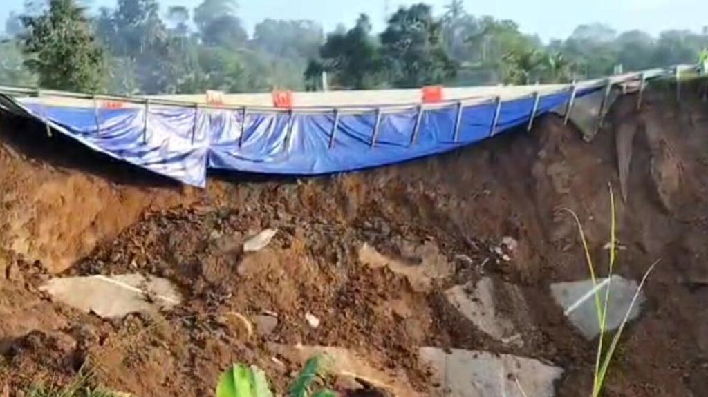 Tampak kondisi ruas Jalan Tol Bogor-Ciawi-Sukabumi yang terdampak longsor di Kilometer 64+600 di Kabupaten Sukabumi, Jawa Barat, Kamis (4/4/2024) pagi. Dua orang terluka akibat peristiwa ini.