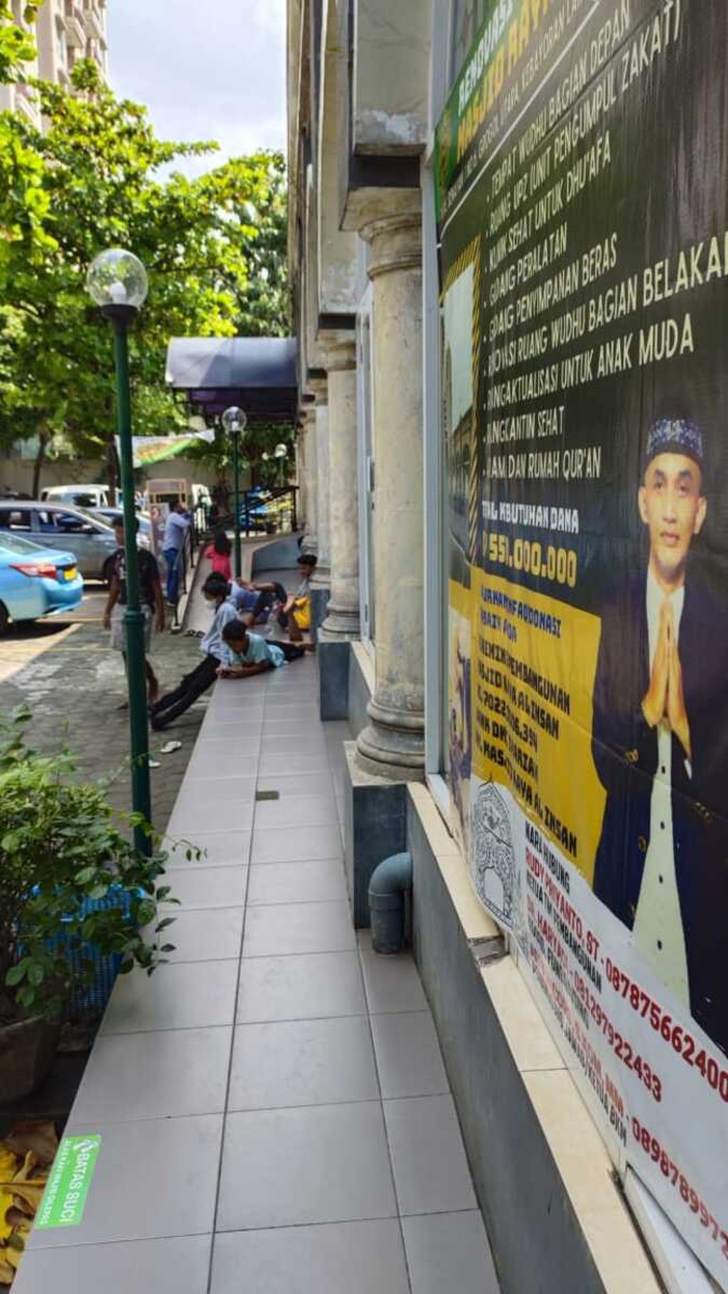 Sejumlah anak korban penculikan A (28) berkumpul di Masjid Al Insan, Jalan Patal Senayan, Jakarta Selatan, Kamis (12/5/2022).