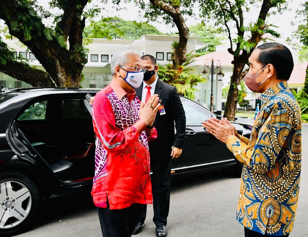 Presiden Joko Widodo menyambut Perdana Menteri Malaysia Malaysia Dato' Sri Ismail Sabri Yaakub di teras Istana Merdeka, Jakarta. PM Sabri mengunjungi Indonesia untuk kedua kalinya setelah menjabat Perdana Menteri Malaysia, Jumat (1/4/2022).