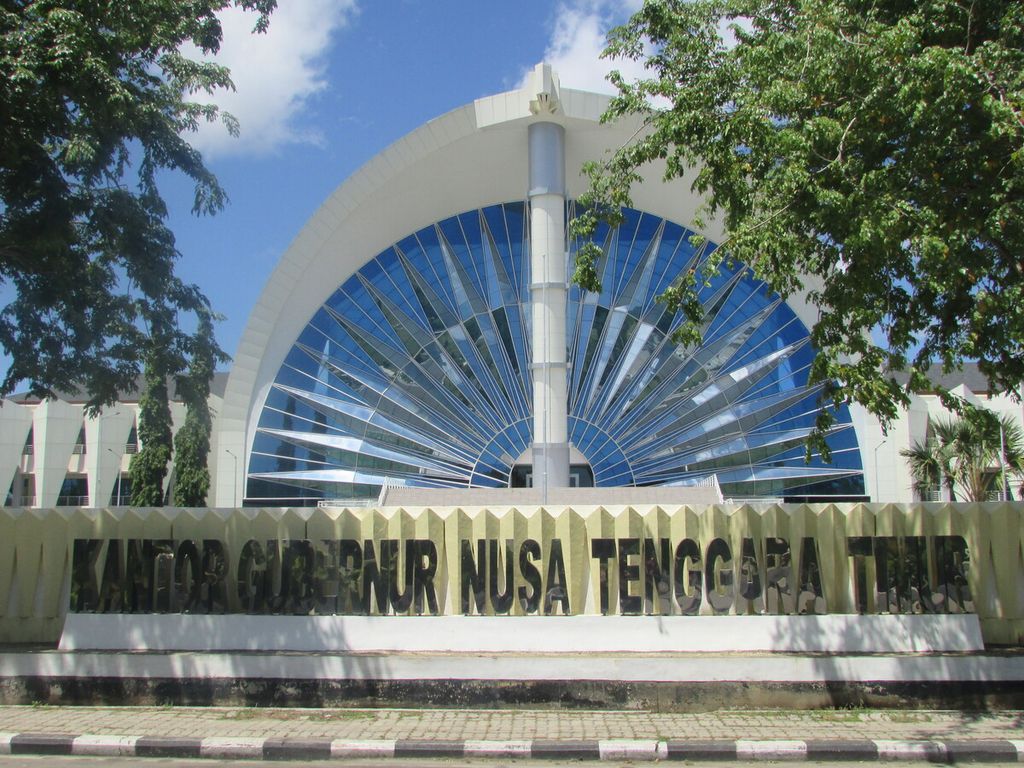 Kantor Gubernur NTT memiliki arsitektur alat musik sasando di Kupang, Sabtu (2/7/2021). 