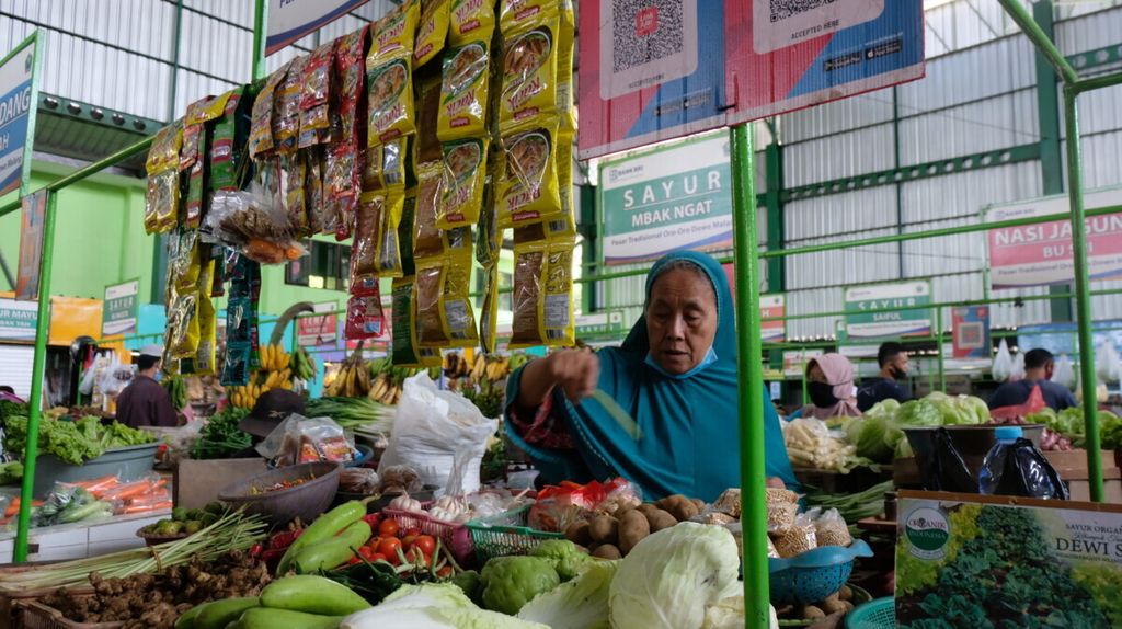 Sakatiyah (65), pedagang sayur di Pasar Oro-oro Dowo, Malang, Jawa Timur, memilih menggunakan uang tunai karena transaksi di lapaknya rata-rata kurang dari Rp 5.000 per pembeli. Meski demikian ia tetap menyediakan layanan nontunai, Minggu (17/5/2020).