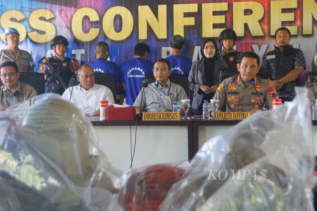 Polresta Banyumas menggelar jumpa pers terkait ditetapkannya tersangka kasus tambang ilegal di Desa Pancurendang, Ajibarang, Banyumas, Jawa Tengah, Jumat (28/7/2023). 