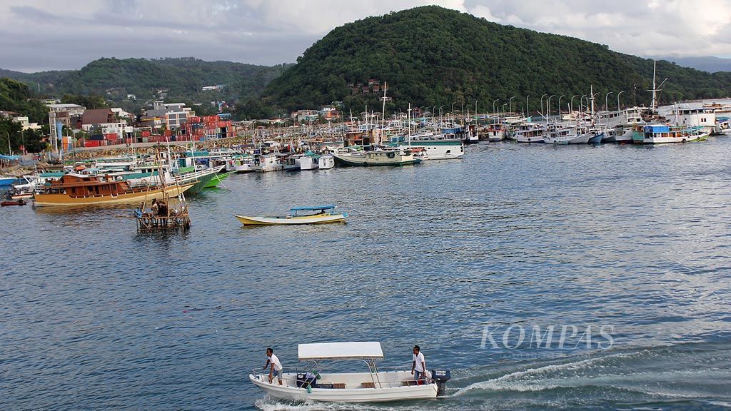 Puluhan perahu motor cepat diparkir di perairan Labuan Bajo, Kabupaten Manggarai Barat, Nusa Tenggara Timur, Kamis (30/3) sore. Alat transportasi laut itu digunakan untuk melayani wisatawan berkunjung ke sejumlah destinasi menawan di kawasan itu, seperti Pulau Komodo, Pulau Rinca, dan Pulau Padar.