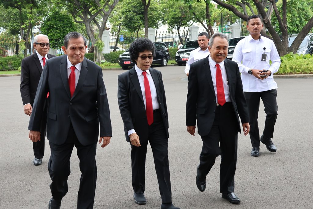 Ketua Dewan Pengawas KPK Tumpak Hatorangan Panggabean (kedua dari kiri) dan anggota Dewas KPK, Albertina Ho (ketiga dari kiri), Syamsuddin Haris (baris depan, paling kanan), dan Harjono (paling kiri), tiba di Kompleks Istana Kepresidenan, Jakarta, Senin (27/11/2023), untuk menghadiri pelantikan Nawawi Pomolango sebagai Ketua sementara KPK.