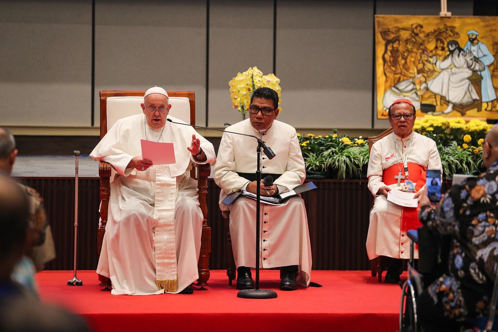 Paus Fransiskus menyampaikan sambutan didampingi Uskup Agung Jakarta Ignatius Kardinal Suharyo (kanan) di kantor Konferensi Waligereja Indonesia, Jakarta, Kamis (5/9/2024). Paus Fransiskus bertemu dengan para penerima manfaat dari organisasi amal. 