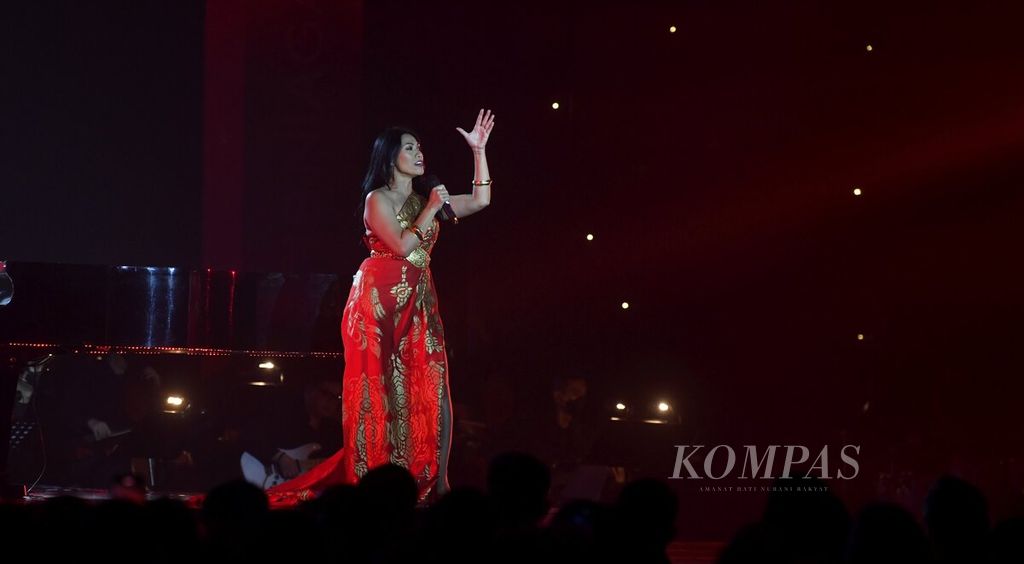 Penyanyi Anggun tampil dalam Konser Kejar Mimpi untuk Indonesia di Plenary Hall, Jakarta Convention Center, Jakarta, 18 Agustus 2022. 