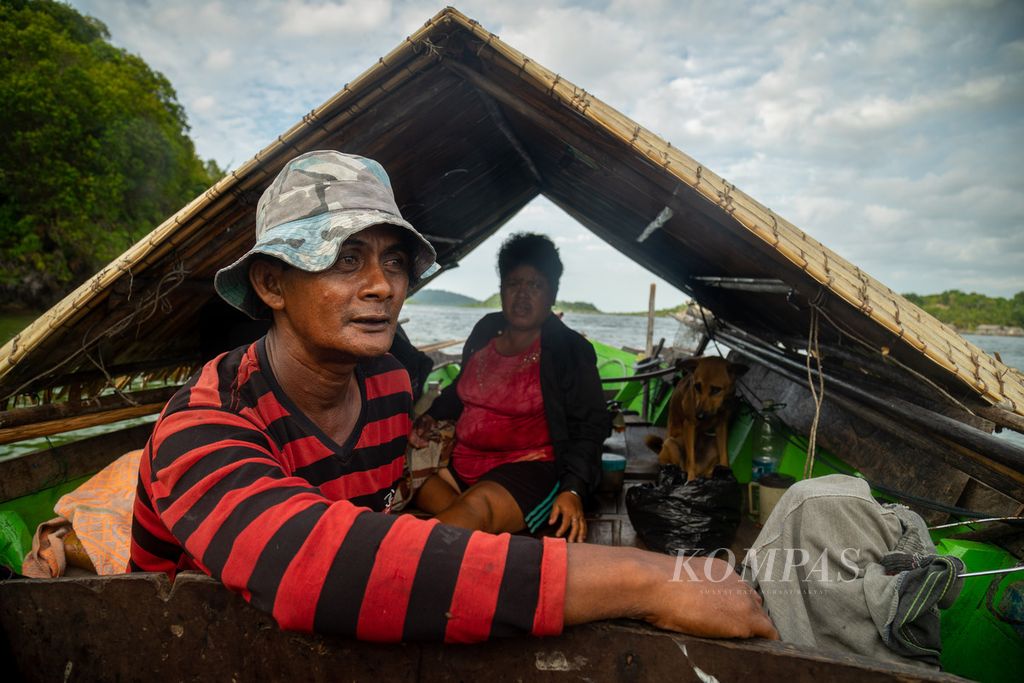 Pasangan suami-istri, Acung dan Nyeng, hidup secara nomaden dan tinggal di sampan beratap kajang (semacam daun nipah) di Kampung Air Bingkai, Desa Tajur Biru, Kecamatan Temiang Pesisir, Kabupaten Lingga, Kepulauan Riau, Minggu (17/7/2022). 