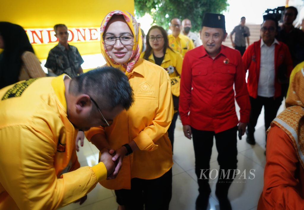 Pasangan cagub-cawagub Banten, Airin Rachmi Diany dan Ade Sumardi, di kantor DPP Golkar, Jakarta, Selasa (27/8/2024). 