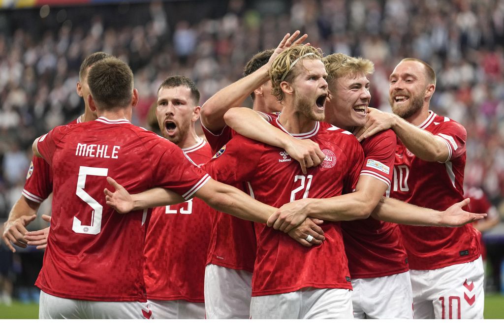 Morten Hjulmand dari Denmark, tengah, merayakan bersama rekan satu timnya setelah mencetak gol pertama timnya dalam pertandingan Grup C antara Denmark dan Inggris pada turnamen sepak bola Piala Eropa 2024 di Frankfurt, Jerman, Kamis, 20 Juni 2024.