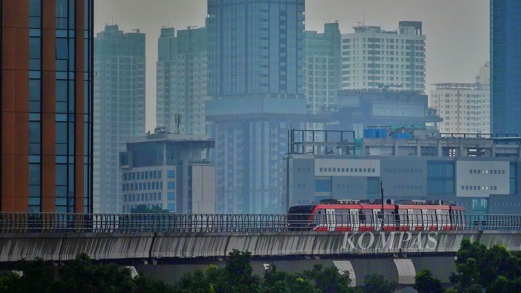 Moda lintas rel terpadu atau <i>light rail transit</i> (LRT) Jabodebek yang melintas kawasan Kuningan, Jakarta, saat menjalani uji coba, Kamis (2/3/2023). 