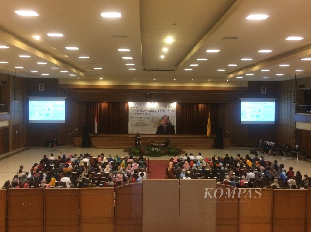 Suasana kuliah umum tentang Tantangan dan Strategi SDGs di Indonesia dengan pemateri Menteri Perencanaan Pembangunan Nasional/Kepala Badan Perencanaan Pembangunan Nasional Bambang PS Brodjonegoro di Kampus Universitas Padjadjaran, Kota Bandung, Jawa Barat, beberapa waktu lalu.