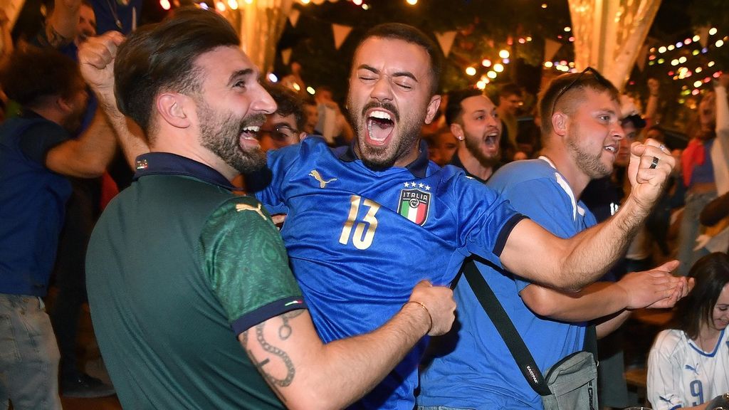 Suporter Italia meluapkan kegembiraannya di Zurich, Swiss, setelah tim yang didukung meraih Piala Eropa 2020. Tidak hanya di Italia, perayaan kemenangan tersebut dilakukan oleh para pendukung Gli Azzurri di berbagai negara.