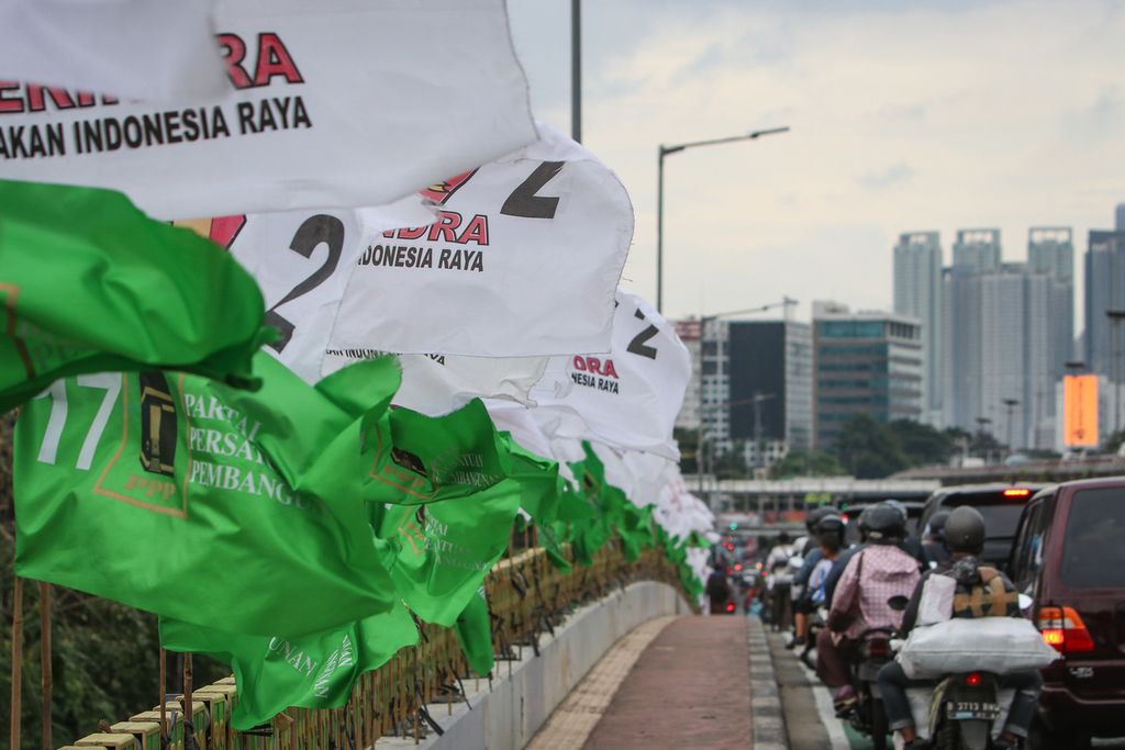 Bendera dua partai politik beserta nomor urutnya dalam Pemilu 2024 terpasang pada pagar jalan layang di kawasan Slipi, Jakarta, Selasa (17/1/2023). Sejumlah partai mulai menyosialisasikan nomor urut mereka dalam Pemilu 2024 melalui berbagai media, salah satunya bendera. KPU meresmikan nomor urut partai politik peserta Pemilu 2024 dalam acara pengundian yang digelar pada Rabu (14/12/2022).
