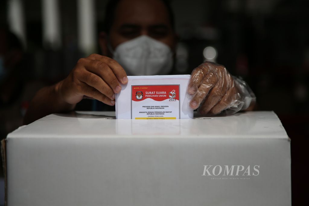 Suasana simulasi pemungutan dan penghitungan suara Pemilu 2024 di Kantor Komisi Pemilihan Umum, Jakarta, Selasa (22/3/2022). 