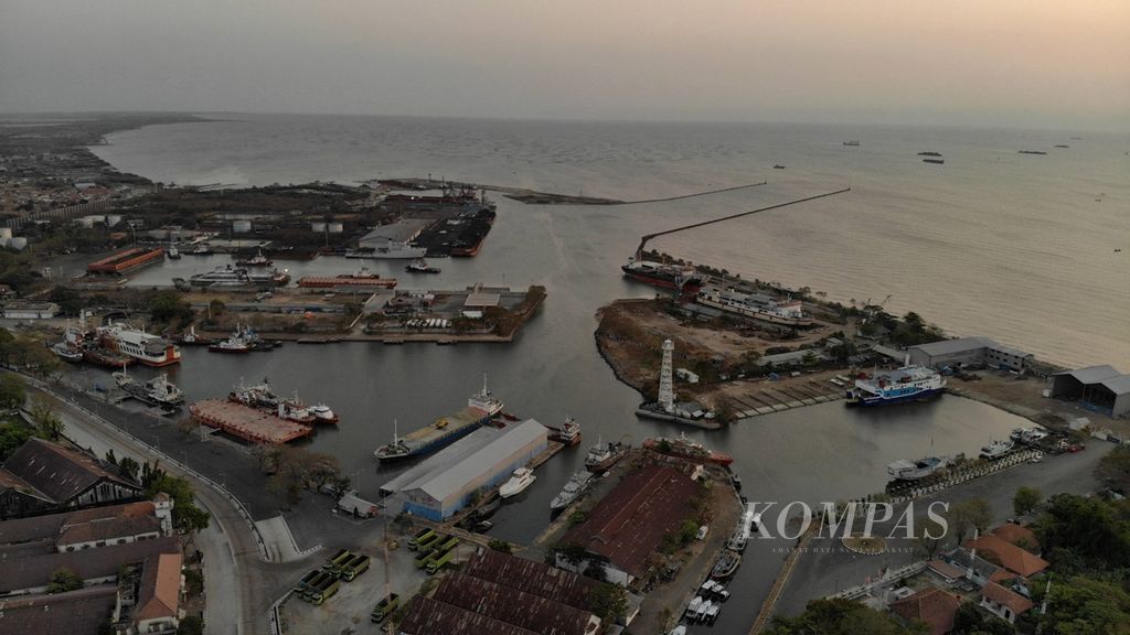 Lanskap Pelabuhan Cirebon, Jawa Barat, Minggu (18/8/2019). 