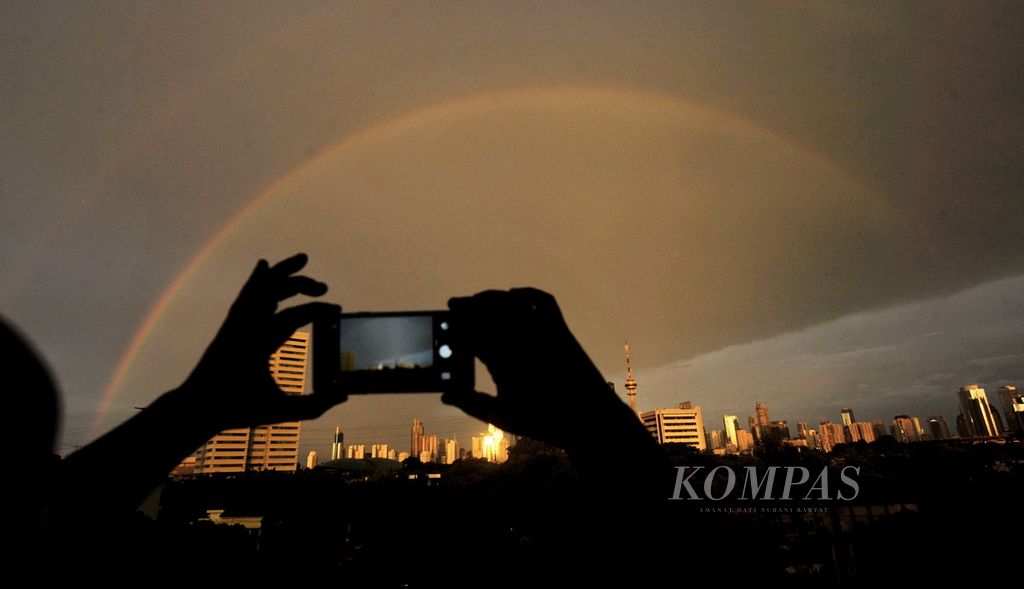 Pelangi muncul di atas langit Jakarta setelah sebelumnya hujan deras mengguyur Jakarta dan sekitarnya, Selasa (28/3). Kalimat tersebut dapat diubah menjadi <i>Pelangi muncul di langit Jakarta setelah hujan deras mengguyur Jakarta dan sekitarnya, Selasa (28/3)</i>.