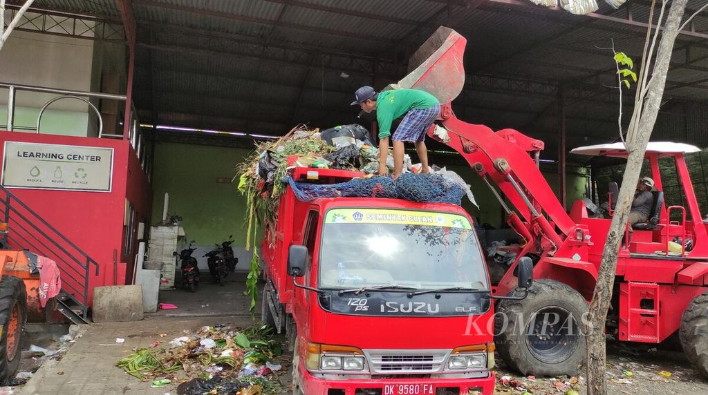 Pengelolaan sampah di TPST-3R Desa Adat Seminyak, Kuta, Kabupaten Badung, Bali, Rabu (1/6/2022).